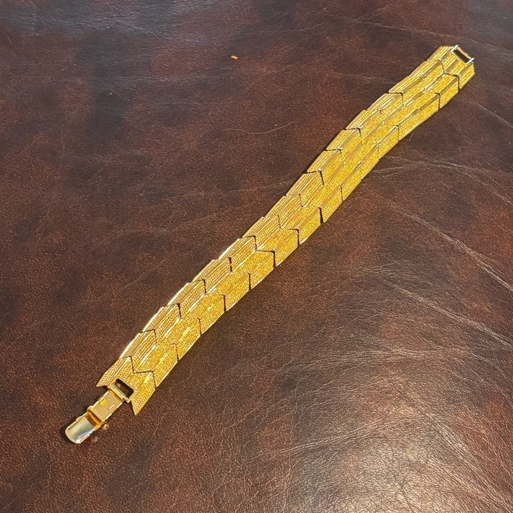 Napier vintage gold tone chevron design gold over clasp 7”